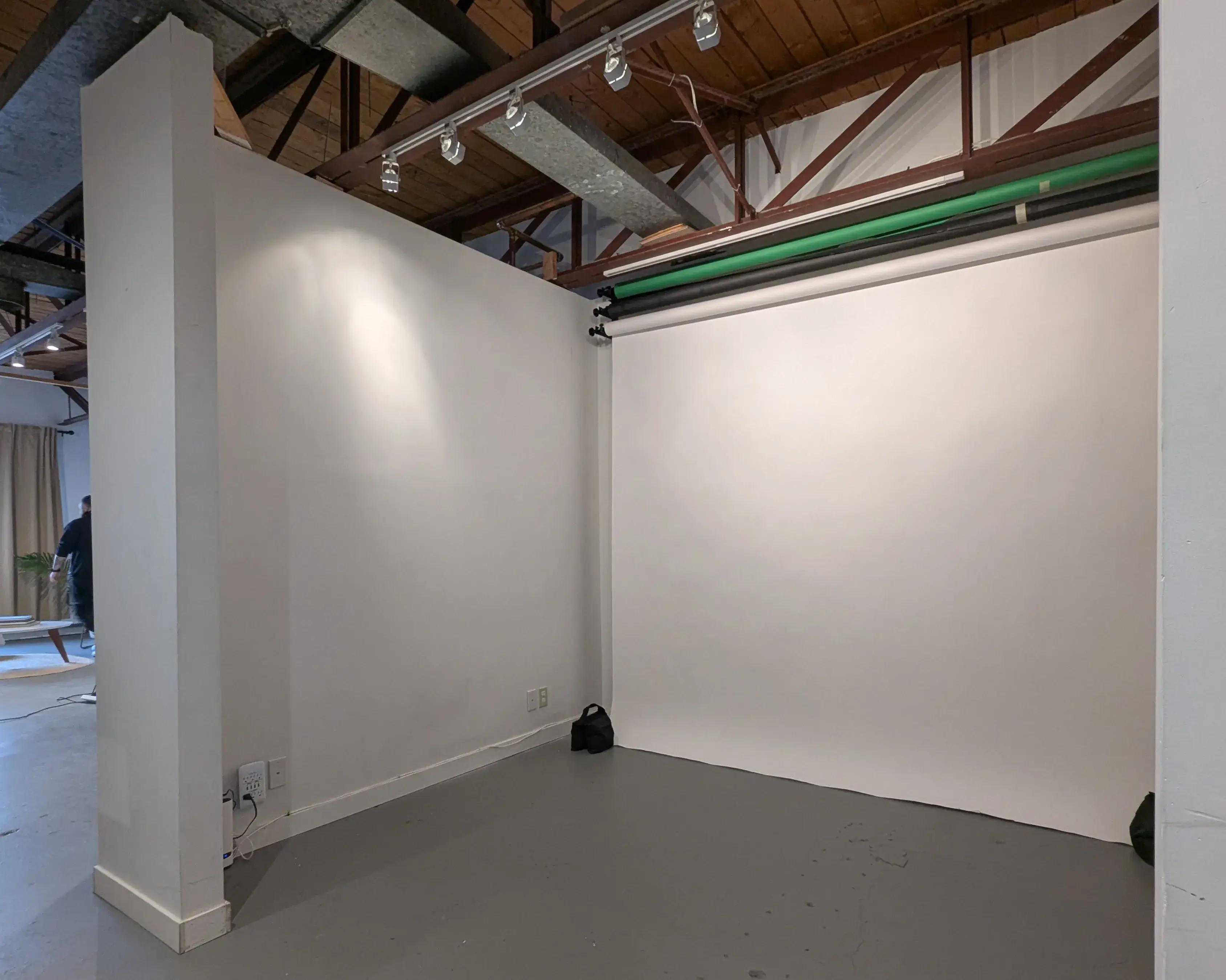 Hanging seamless paper backdrop