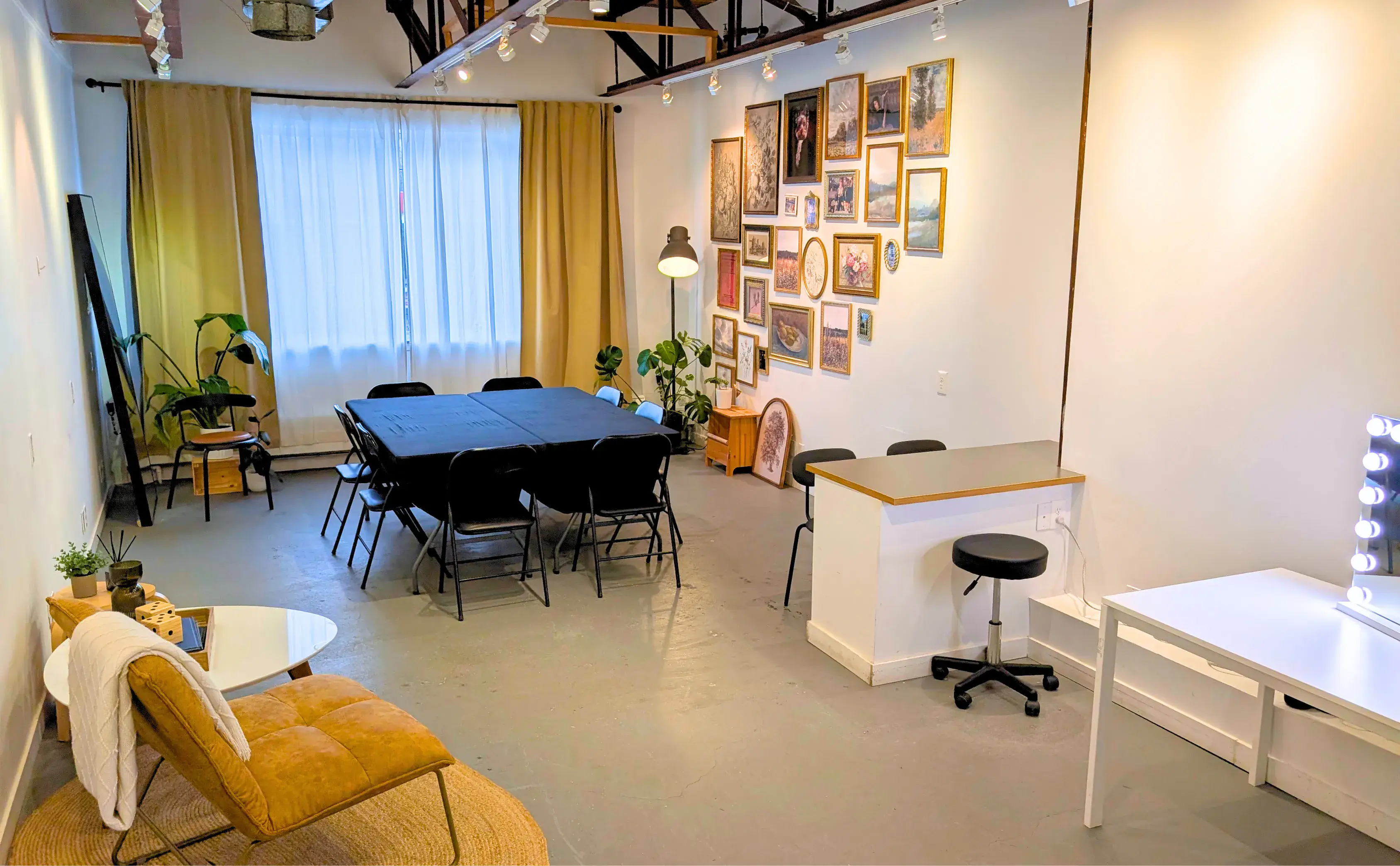 Square table arrangement for collaborative sessions